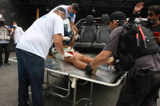 Nesta foto, um dos suspeitos baleados na operação da Polícia Civil do Rio de Janeiro
chega ao hospital Salgado Filho