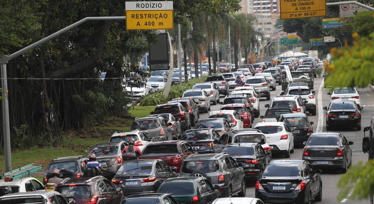 Donos deixaram de pagar IPVA de 3,7 milhões de veículos em 2022; rombo chegou a R$ 2,7 bi