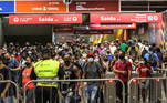 O Estado de São Paulo registrou nesta quarta-feira (24) mais de 30 mil pessoas hospitalizadas devido à COVID-19: são 30.359 internados, sendo 12.588 pacientes em leitos de terapia intensiva e 17.771 em enfermaria. Além disso, estado registrou recorde de ocupação em UTI com 92,3%, nunca antes atingida, e de 92,2% na Grande São Paulo