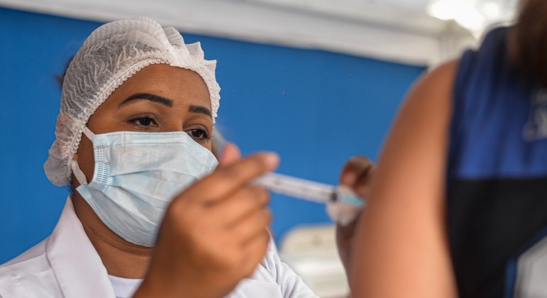 Vacinação associada ao uso de máscaras garante combate ao vírus causador da covid