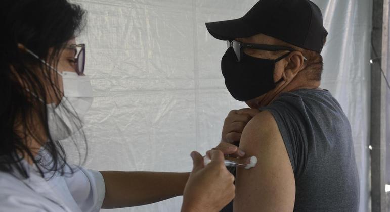 São Paulo anuncia vacinação de pessoas entre 55 e 59 anos a partir de 1º julho
