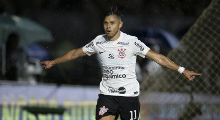 Romero marcou dois gols na vitória do Corinthians em São Januário