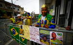 Fãs estão na porta da Vila Belmiro com mensagens para Pelé