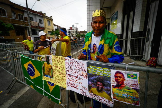 Fãs estão na porta da Vila Belmiro com mensagens para Pelé