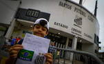 Muitas crianças também estão nos arredores da Vila Belmiro no adeus a Pelé. Esse garoto escreveu uma cartinha para homenagear o Rei do Futebol