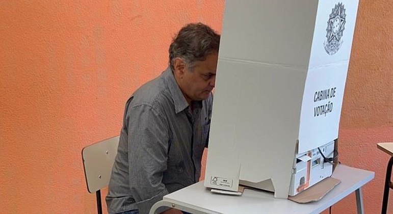 O candidato a deputado federal Aécio Neves (PSDB) votou, na manhã deste domingo (2), na Escola Estadual Dona Argentina Vianna Castelo Branco, no bairro Serra, na região centro-sul da capital mineira 