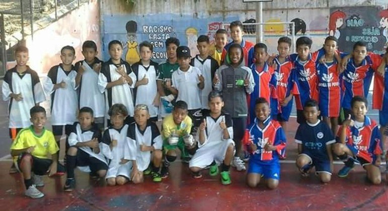 Associação transforma vida de crianças na zona sul de São Paulo por meio da prática do futsal