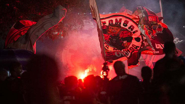 AEROFLA: veja fotos da festa da torcida rubro-negra no embarque do Flamengo para o Mundial de Clubes.