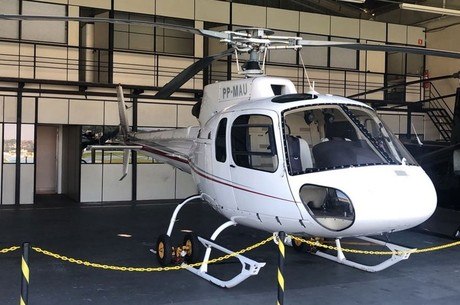 Helicóptero no hangar da Polícia Civil em SP