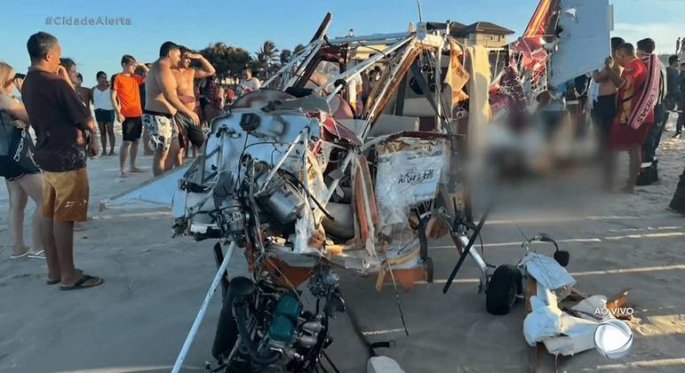 Aeronave ultraleve caiu em praia de Fortaleza