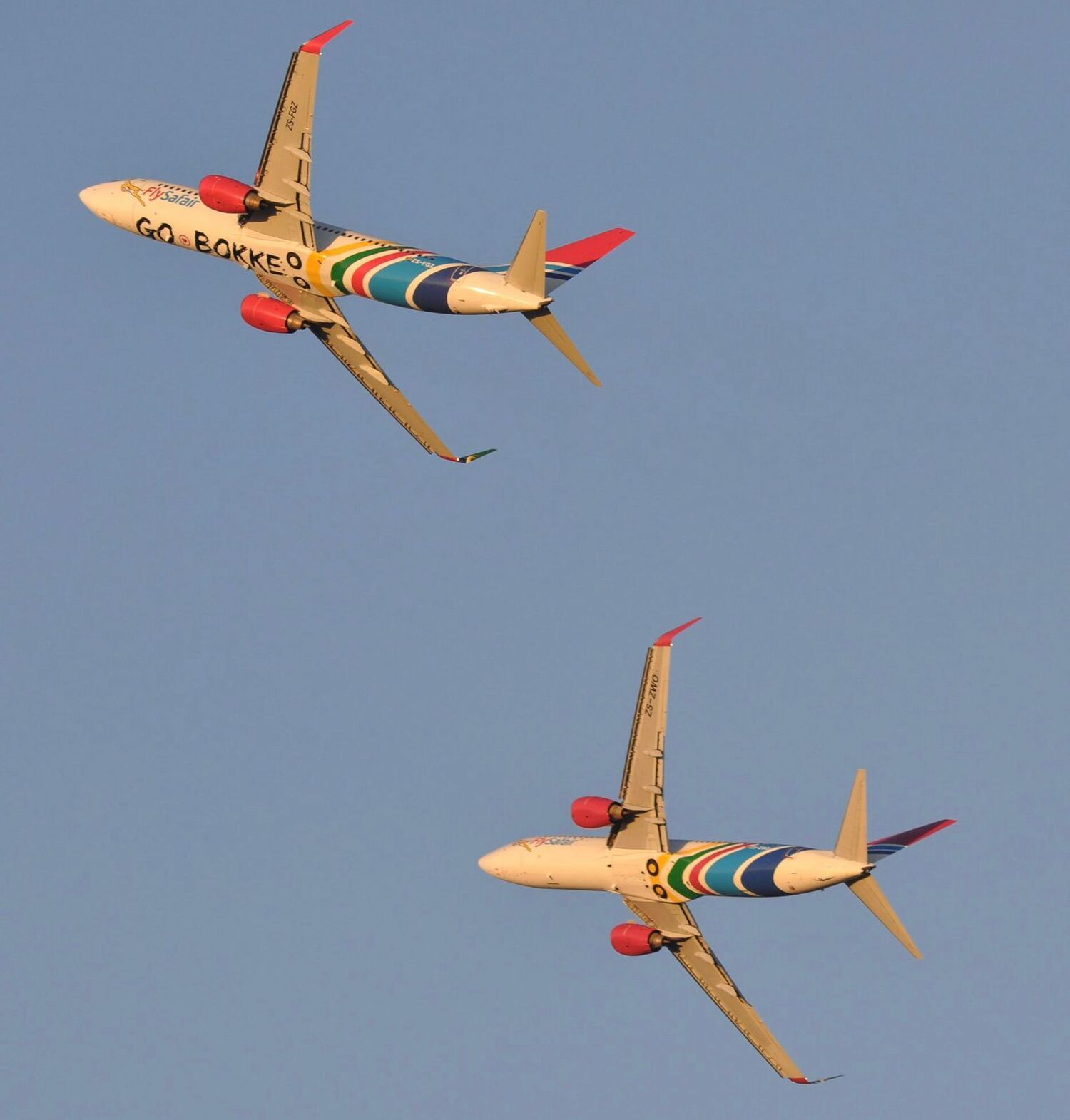 Aeronaves da FlySafair com a inscrição "Go Bokke", como é chamada a equipe de rugby da África do Sul,
 sobrevoam o estádio de Pretória