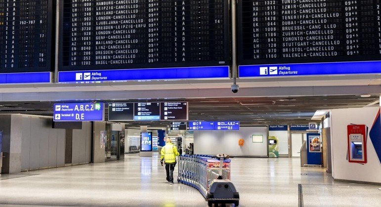 Oito aeroportos na Alemanha, incluindo os de Frankfurt e Munique, estavam paralisados 