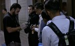 O episódio também mostra o difícil trabalho dos agentes da Polícia Federal, que são os responsáveis por fiscalizar quem entra e sai do Brasil