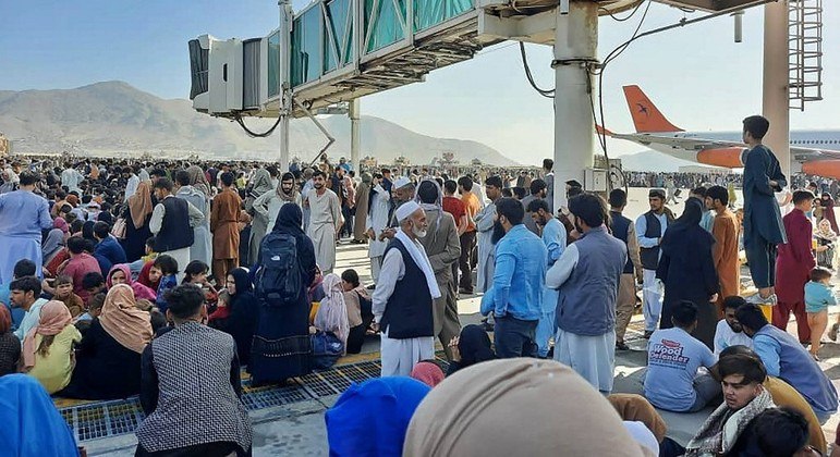Milhares de afegãos se reuniram no aeroporto de Cabul em uma tentativa de fuga do país, em agosto