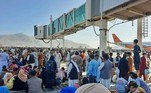 Em meio ao desespero, milhares de afegãos e estrangeiros correram para o aeroporto de Cabul para pegar os últimos voos de saída do país