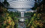 4. Aeroporto Changi de SingapuraConsiderado um dos melhores aeroportos do mundo, o Aeroporto Changi de Singapura, localizado no país de mesmo nome, tem diversas atrações disponíveis, como um jardim com mais de mil borboletas, um cinema onde os passageiros podem assistir a filmes de forma gratuita e um escorregador de mais de 12 metros