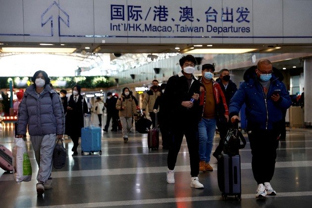 O governo chinês condenou, nesta terça-feira (3), a imposição de testes anticovid, por parte de vários países, a viajantes procedentes da China, alertando que poderá tomar 