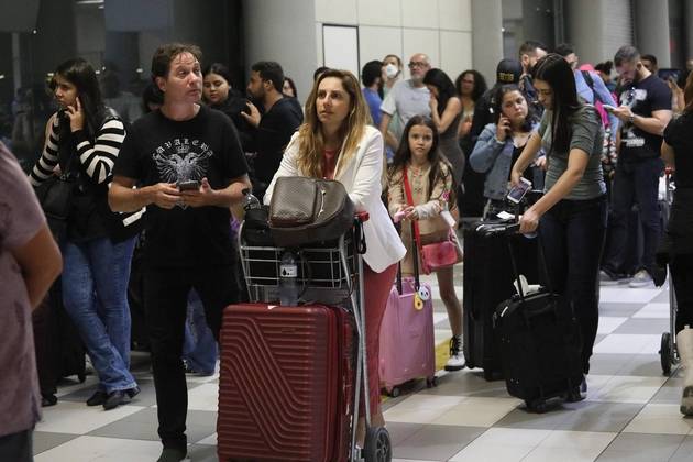 Nas redes sociais, internautas reclamam das mudanças no aeroporto e criticam a gestão: 'Mais de 100 mil passageiros impactados por causa da necessidade de três pessoas. O prejuízo ninguém quer dividir', escreveu a arquiteta Silvia Carneiro, marcando a conta do Ministério Público Federal