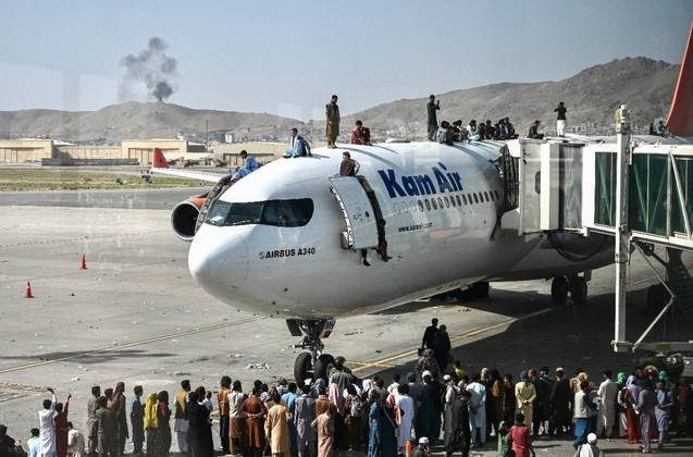 Milhares de afegãos invadiram as pistas do Aeroporto de Cabul, nesta segunda-feira (16), com a esperança de embarcar em um avião que permita a fuga do novo regime talibã. Vídeos publicados nas redes sociais mostram cenas de caos absoluto nas pistas, com civis lutando para subir nas passarelas ou escadas que levam aos aviões