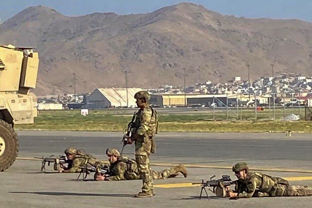 O tumulto atingiu tal nível que as tropas americanas, responsáveis pela segurança no aeroporto, atiraram para o alto para controlar a multidão. Todos os voos comerciais foram cancelados