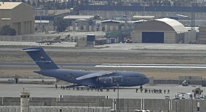 Avião militar dos Estados Unidos no aeroporto de Cabul