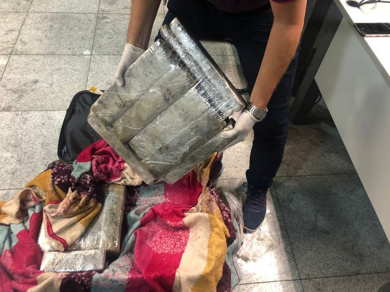 Aeroporto de Guararapes: mulher presa com 18 kg de maconha