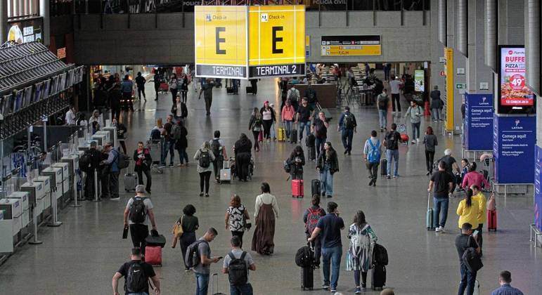 Passageiros no Aeroporto Internacional de Guarulhos, em São Paulo