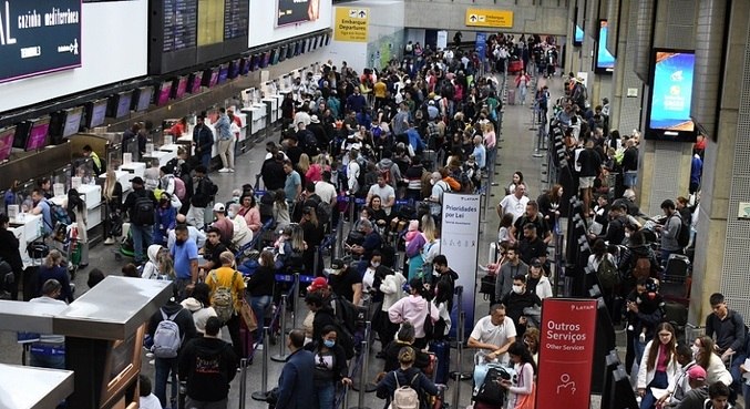 Mais voos são cancelados e atrasam no 5º dia de greve dos aeronautas, após  rejeição à proposta do TST - Notícias - R7 Cidades