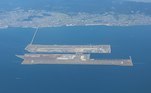 1. Aeroporto de KansaiLocalizado no Japão, o Aeroporto de Kansai é o primeiro aeroporto offshore (no mar) do mundo. Inaugurado em 1994, ele fica em uma ilha artificial de 4 km de comprimento e 2,6 km de largura, e, para acessar o continente, os passageiros precisam atravessar uma ponte de carro ou trem