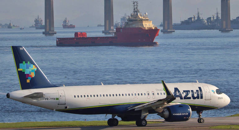 Avião da Azul em pista do Aeroporto Santos Dumont, no centro do Rio de Janeiro