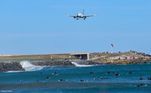 2. Aeroporto Internacional de WellingtonAo lado de uma praia movimentada e cheia de surfistas na Nova Zelândia está o Aeroporto Internacional de Wellington. A pista principal do local, inclusive, fica na orla e, em razão disso, o aeroporto faz um trabalho simultâneo para impedir que aves e outras espécies nativas se aproximem da estrutura aeroportuária