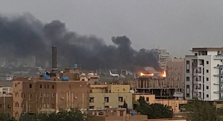 Aeroporto da capital do Sudão está fechado há uma semana, quando os combates começaram