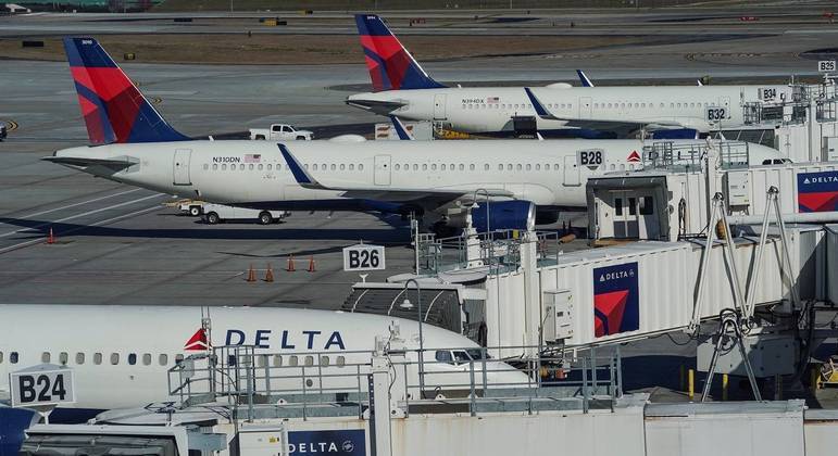 Delta citou, além da Ômicron, problemas meteorológicos que afetaram seus voos nesta sexta