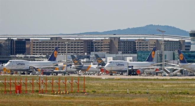 Aviões no pátio do aeroporto em Frankfurt: trânsito retomado por motivos econômicos
