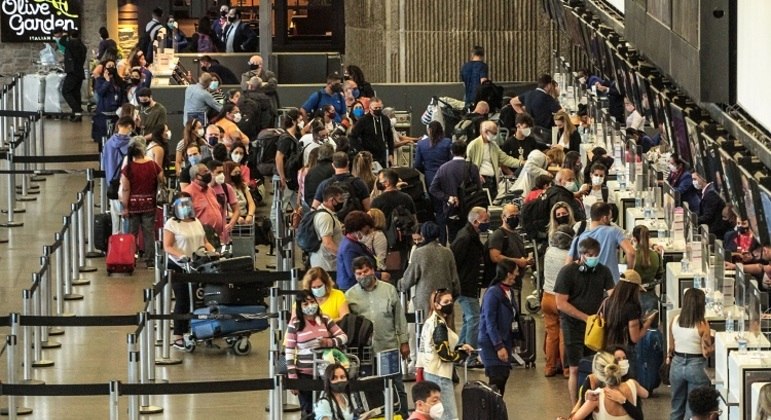 Movimentação no aeroporto internacional de São Paulo, em Guarulhos, na sexta-feira pré-feriadão