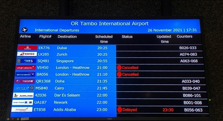Painel mostra voos para Londres cancelados no aeroporto O. R. Tambo, em Johanesburgo, África do Sul