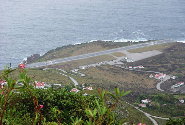 AEROPORTO JUANCHO E. YRAUSQUIN (Ilha de Saba) - A Ilha de Saba fica nas Pequenas Antilhas, no Mar do Caribe, e pertence à Holanda. 
