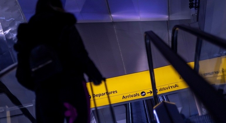 Governo britânico restringiu a entrada de viajantes de quatro países do sul da África

