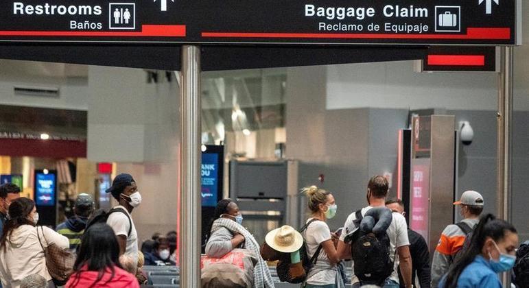 Passageiros chegam ao aeroporto de Miami, no primeiro dia de reabertura das fronteiras dos EUA 