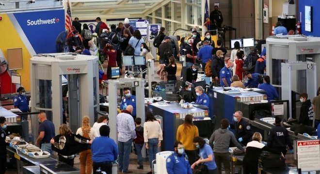 Aeroporto nos EUA com pessoas viajando para o feriado de Ação de Graças; feriado já havia provocado alta no contágio no vizinho Canadá