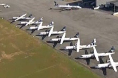 Aviões fora de uso estão estacionados no Aeroporto da Pampulha