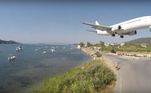 Veja o exato momento em que um avião pousando quase colide em outro [vídeo]  - Mega Curioso