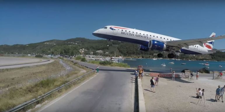 Fazendo Vídeos Engraçados No Salão Do Aeroporto Imagem de Stock - Imagem de  sair, olhar: 182711083