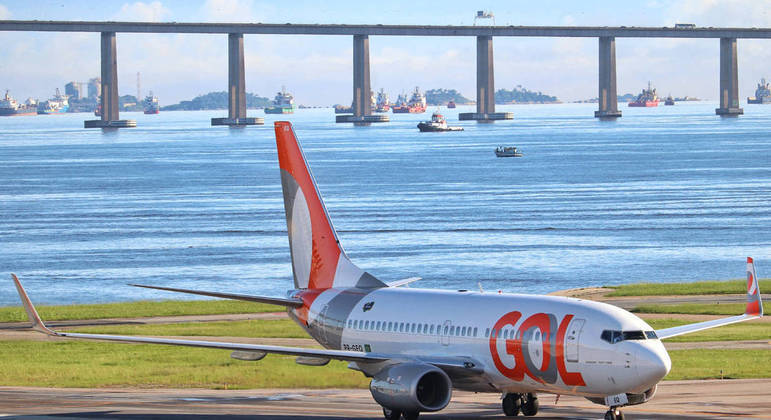 Avião taxiando na pista do Aeroporto Santos Dumont, no Rio de Janeiro (RJ)