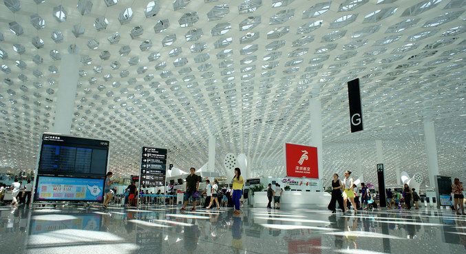 Aeroporto chinês cancela centenas de voos após caso de covid