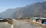 5. Aeroporto de Tenzing-HillaryLocalizado no Nepal, o Aeroporto de Tenzing-Hillary está em uma das regiões mais perigosas do mundo, pois é o ponto de chegada dos alpinistas que vão escalar o monte Everest. Além de ter uma uma pista de apenas 527 metros, muito curta para qualquer tipo de voo, por ficar entre as montanhas, o local é extremamente nublado e a visibilidade dos pilotos é dificultada