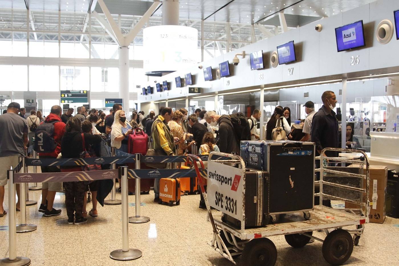 Em São Paulo, foram registrados pelo menos 11 voos em atraso no Aeroporto Internacional de São Paulo, em Guarulhos, na região metropolitana, e no Aeroporto Internacional de Viracopos, em Campinas, no interior do estado, até às 7h30 desta segunda