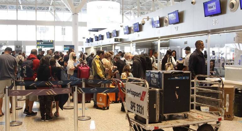 Em São Paulo, foram registrados pelo menos 11 voos em atraso no Aeroporto Internacional de São Paulo, em Guarulhos, na região metropolitana, e no Aeroporto Internacional de Viracopos, em Campinas, no interior do estado, até às 7h30 desta segunda