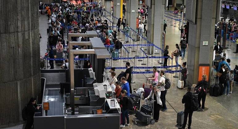 O Aeroporto de Congonhas, na zona sul da capital paulista, e o Internacional de São Paulo, em Guarulhos, registram atrasos em decolagens nesta manhã. A categoria reivindica melhores condições de trabalho, além de reajustes salariais