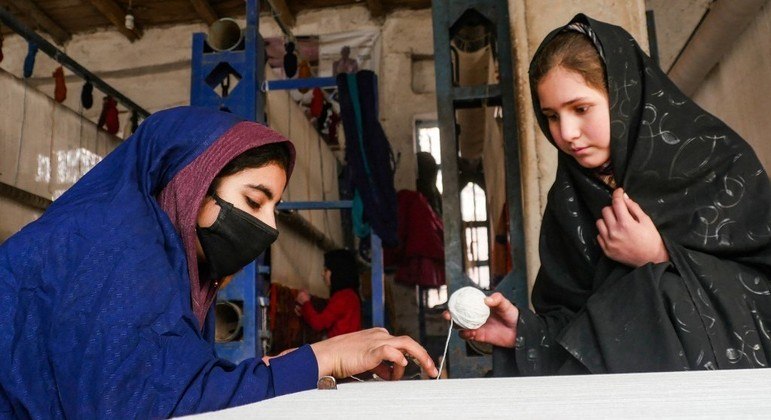 Mulheres sofrem com sanções desde a retomada de poder do Talibã